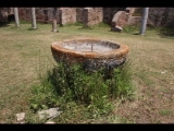 05981 ostia - regio iii - insula vii - edificio con opus sectile (iii,vii,8) - raum (b) - hof - wasserbecken - 06-2024.jpg